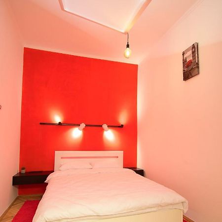 Red And Yellow Apartment Modern Lviv Bagian luar foto