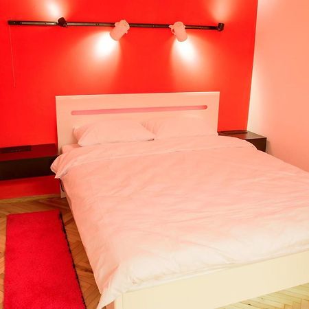 Red And Yellow Apartment Modern Lviv Bagian luar foto
