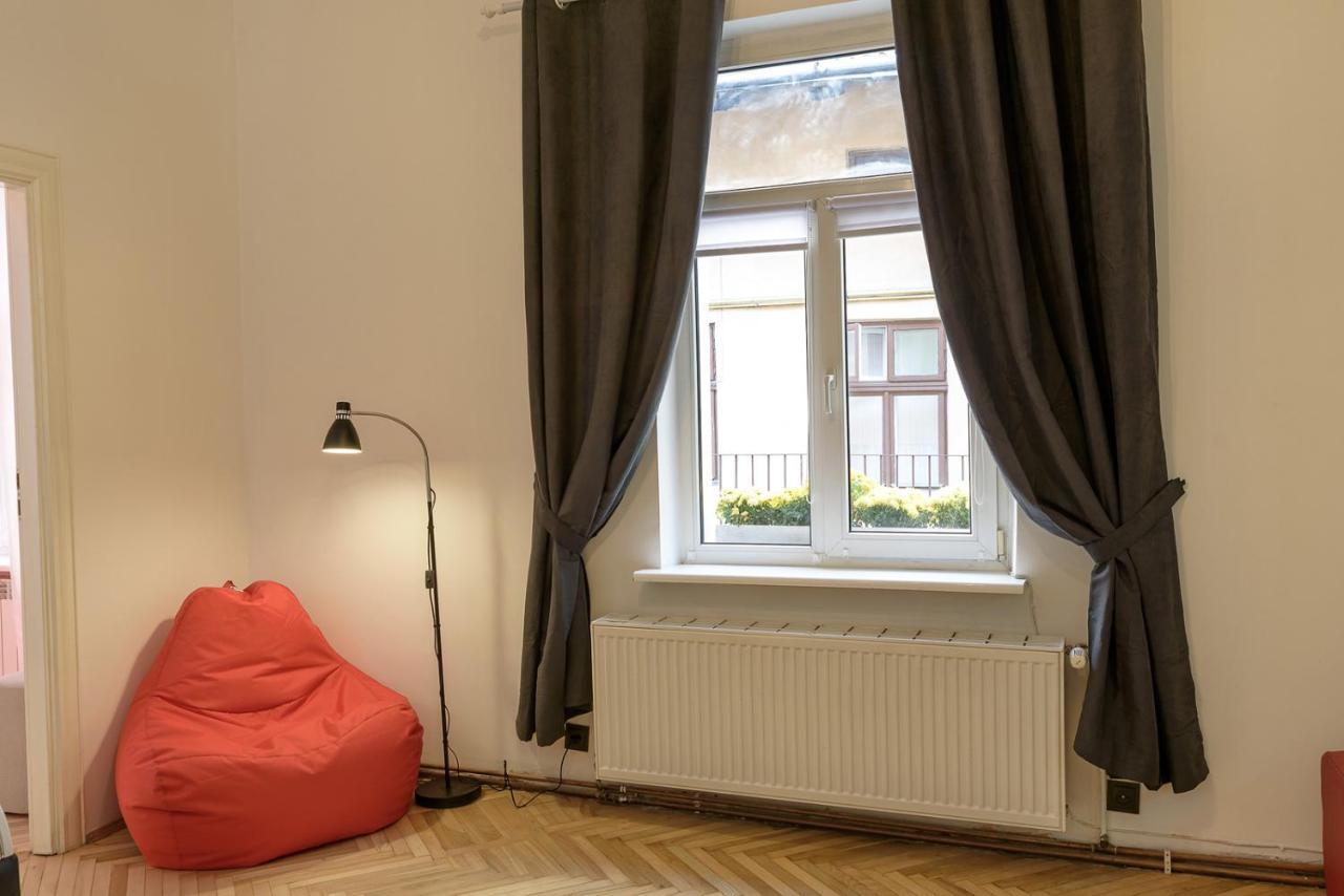 Red And Yellow Apartment Modern Lviv Bagian luar foto