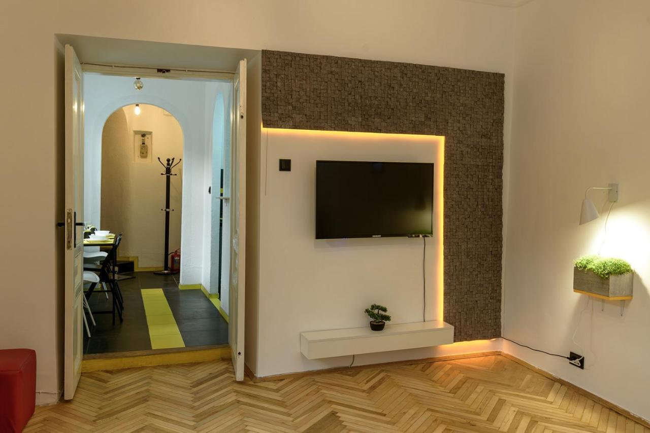 Red And Yellow Apartment Modern Lviv Bagian luar foto
