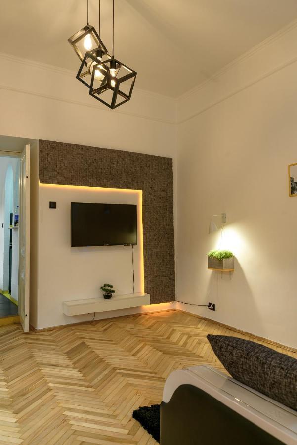 Red And Yellow Apartment Modern Lviv Bagian luar foto