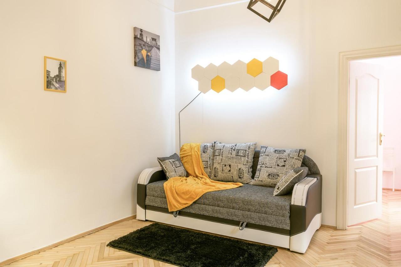 Red And Yellow Apartment Modern Lviv Bagian luar foto