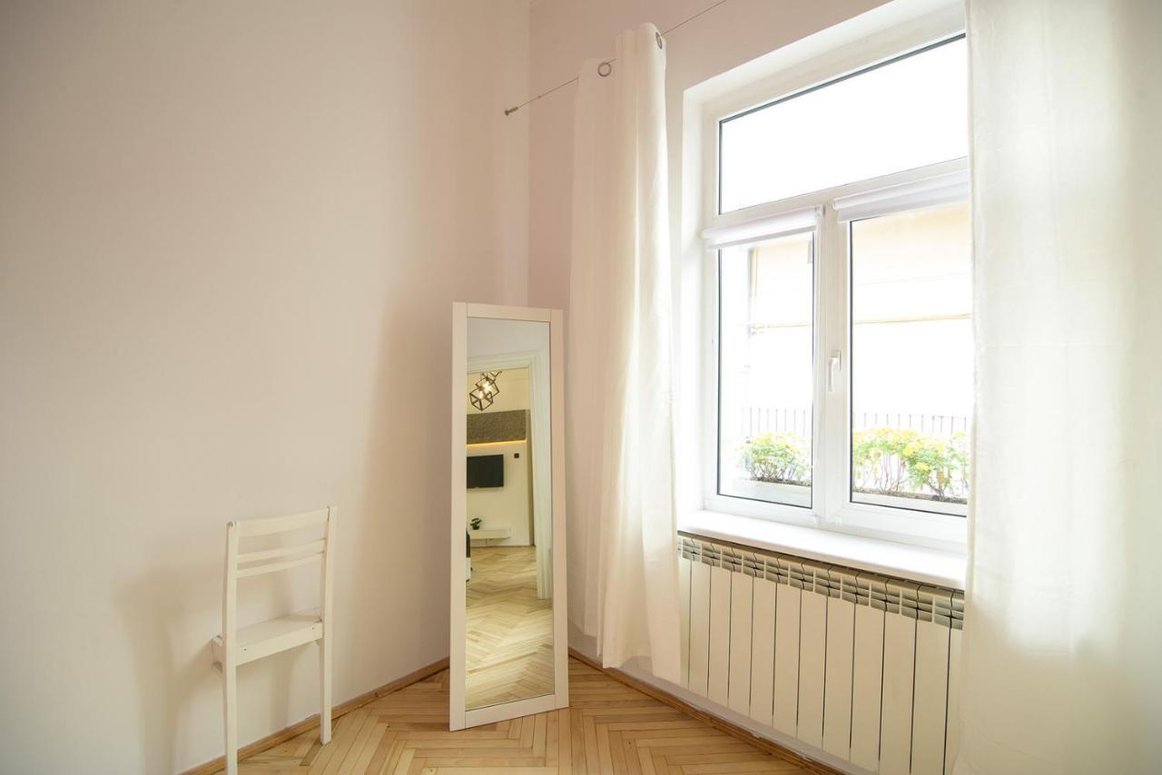 Red And Yellow Apartment Modern Lviv Bagian luar foto